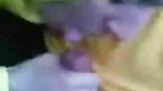 Природната бринета убавица го удира својот шупак