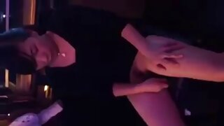 Латина со тело за лулање добива удар од нејзиниот очув