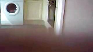 Тинејџерската Латина од соседството се заебава во поднесување