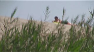 Луси седи на жолт стол каде што мастурбира
