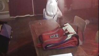 Млада бринета со облини за прв пат пробува црн петел